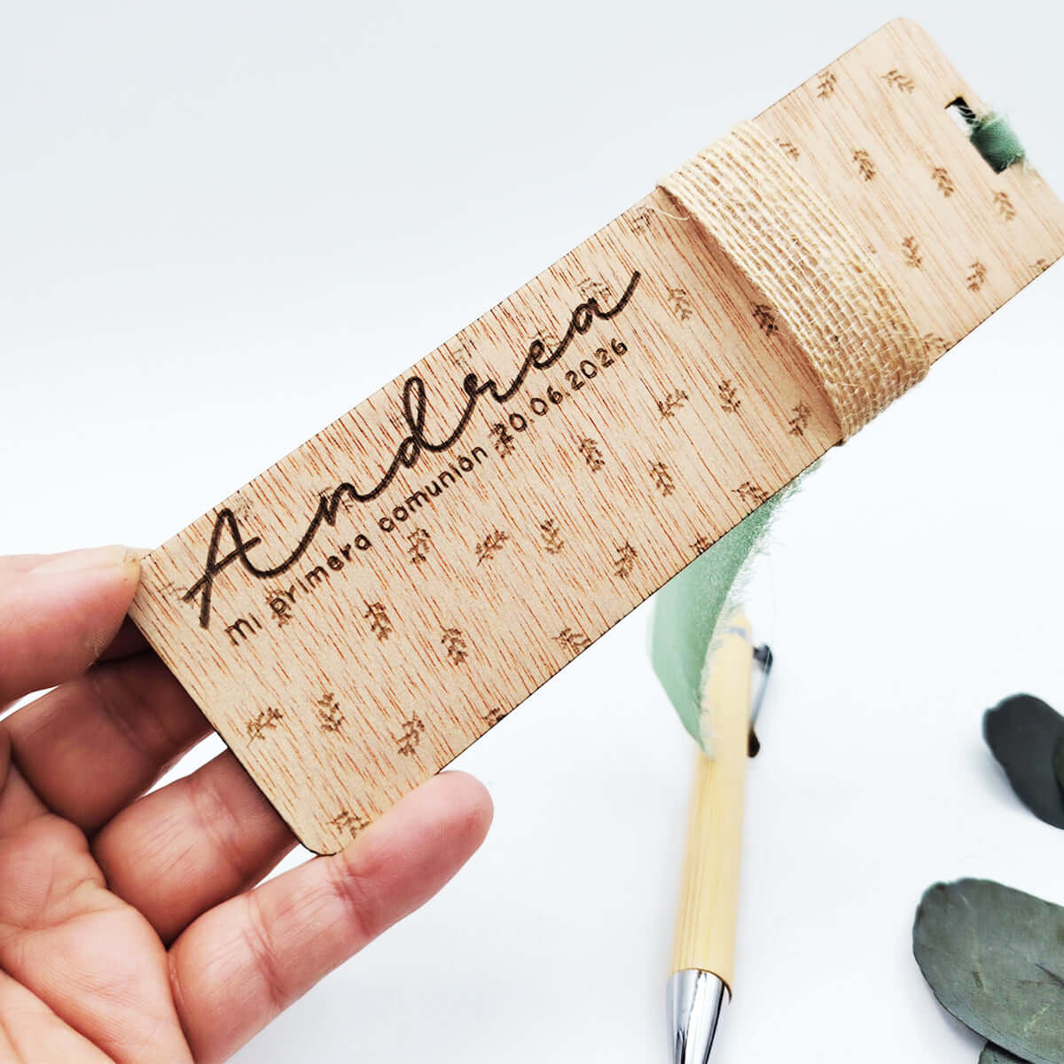 Marcapáginas de madera personalizado con nombre Andrea y texto Mi Primera Comunión grabado a láser, con cinta de yute y bolígrafo de bambú