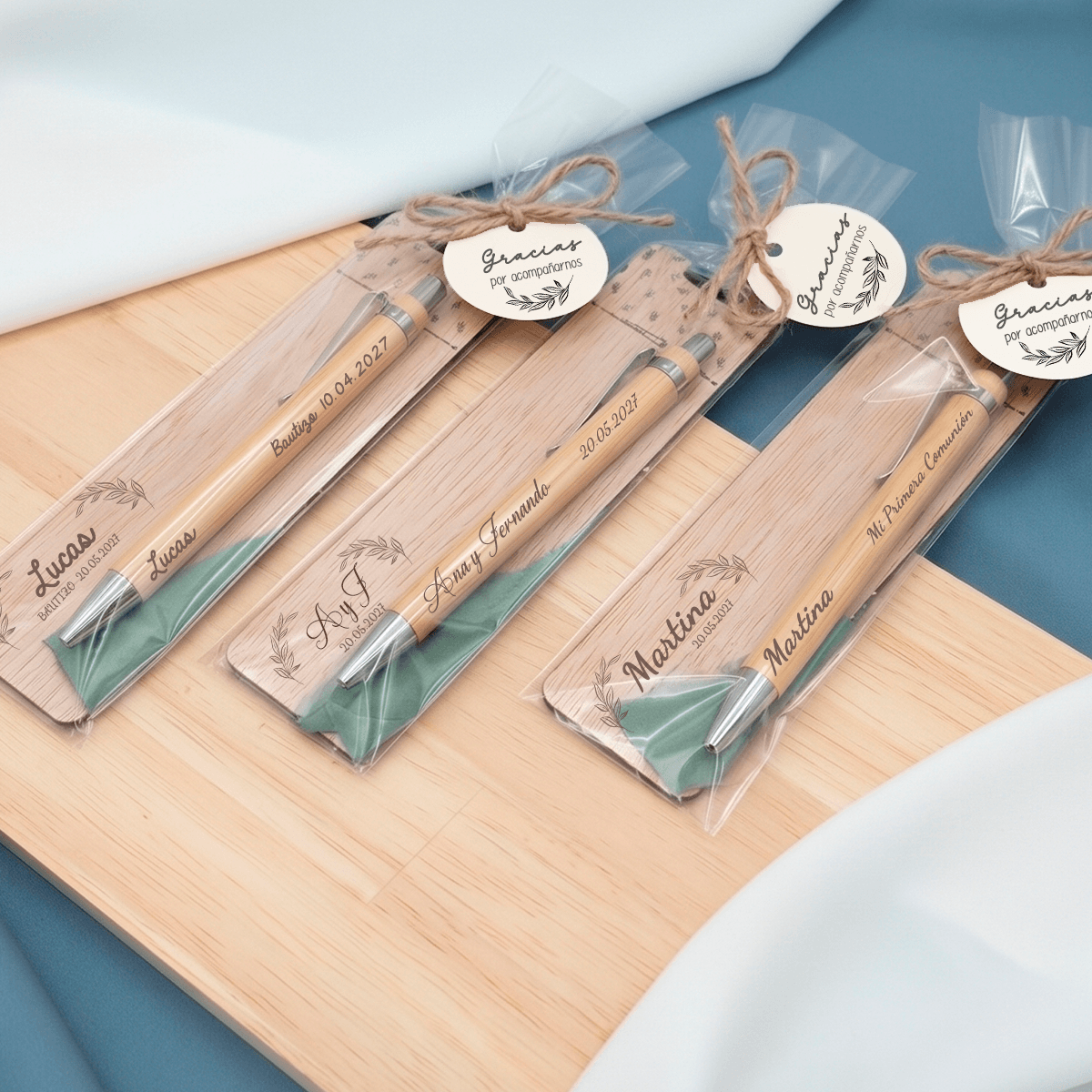 Set de marcapáginas de madera y bolígrafo de bambú personalizados para bautizo y boda, embolsados en celofán con tarjeta de agradecimiento