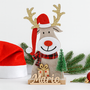 Reno navideño de fieltro con base de madera, gorro de Papá Noel y nombre tallado, detalle artesanal de Navidad personalizado con árbol y regalo.