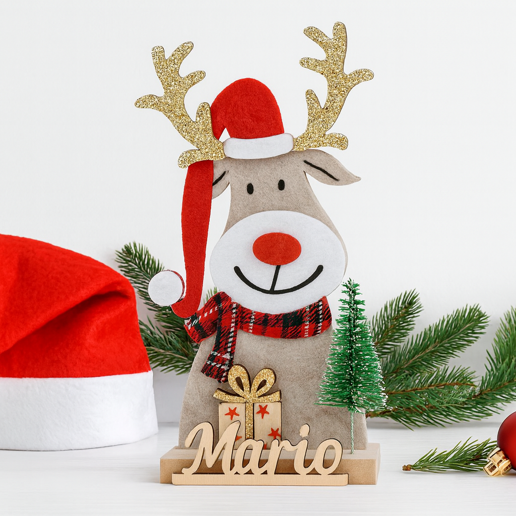 Reno navideño de fieltro con base de madera, gorro de Papá Noel y nombre tallado, detalle artesanal de Navidad personalizado con árbol y regalo.