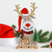 Reno navideño de fieltro con base de madera, gorro de Papá Noel y nombre tallado, detalle artesanal de Navidad personalizado con árbol y regalo.