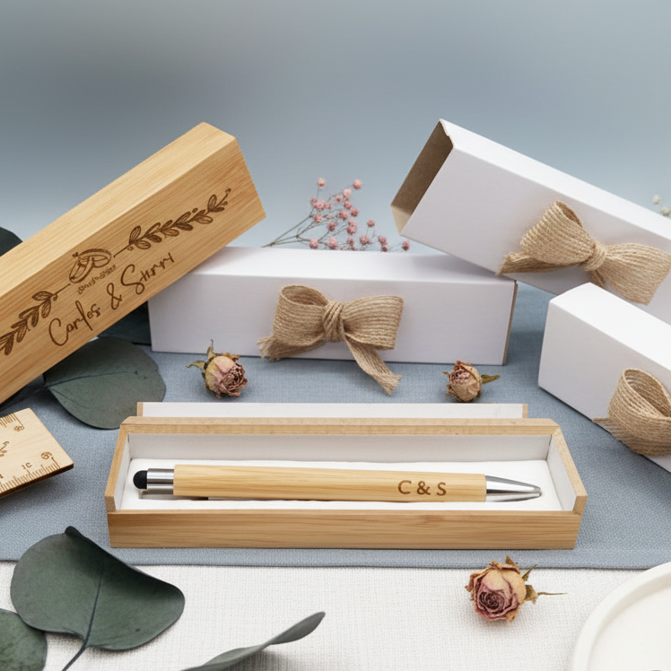 Bolígrafo bambú en estuche grabado como regalo para invitados de celebración