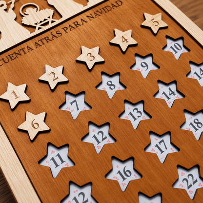 Detalle de las estrellas numeradas de madera colocadas en sus ranuras del calendario de Adviento · De Moi à Toi