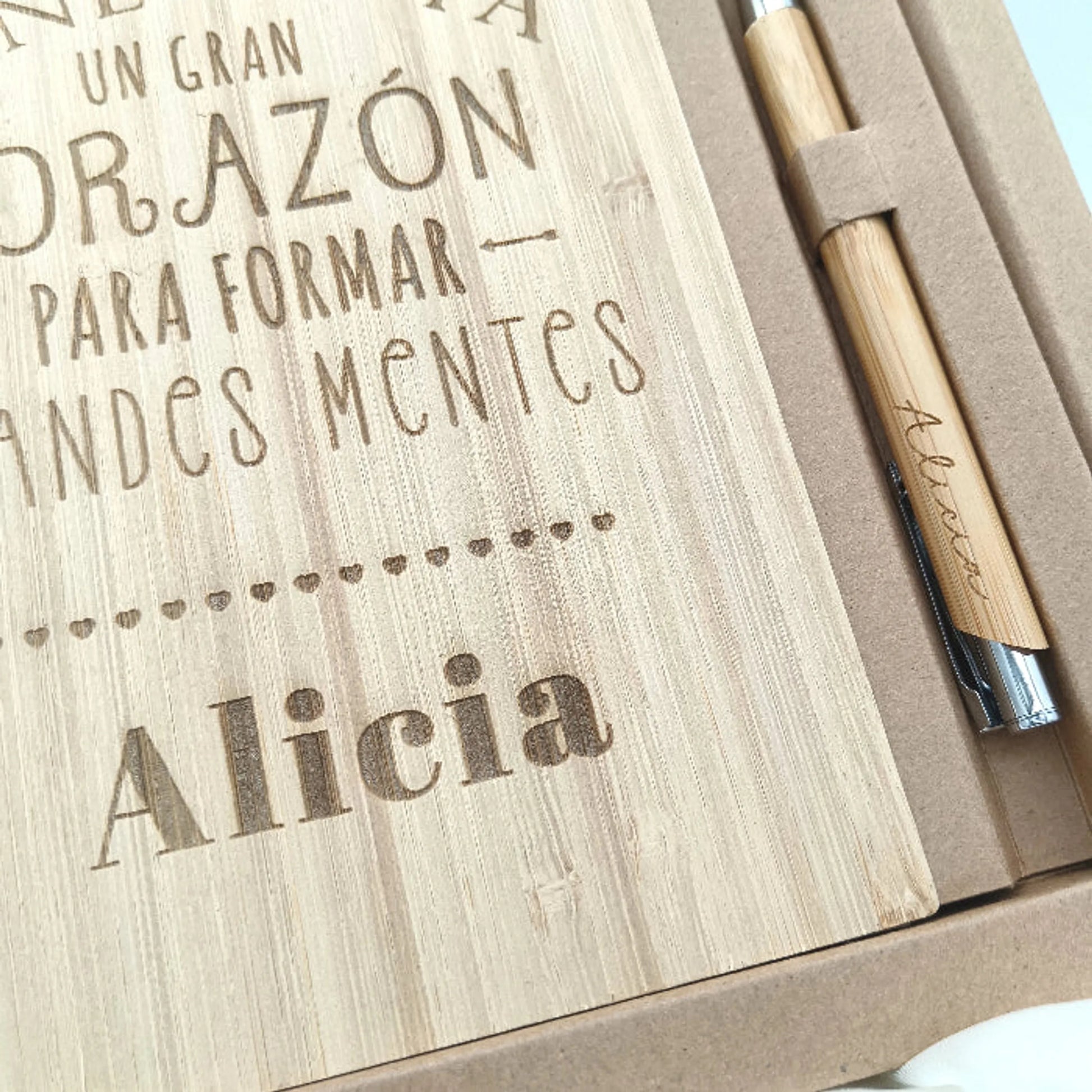 Detalle de grabado láser en libreta y bolígrafo como regalo original