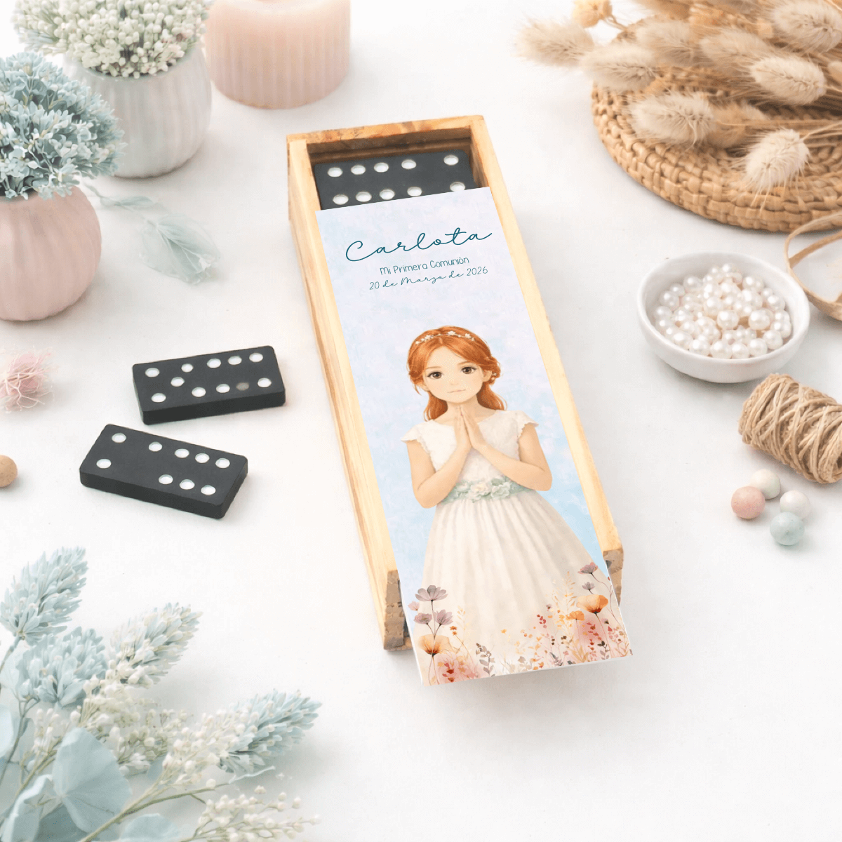 Detalle de invitados personalizado y original impreso con ilustración niña rezando 