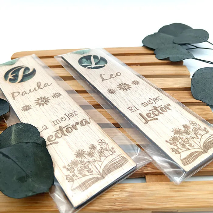 Detalle de lectura personalizado: marca páginas de madera grabada con cinta de gasa elegante.