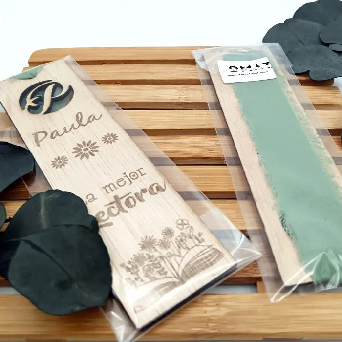 Marca páginas de madera con grabado personalizado y cinta de gasa, regalo original para lectores.