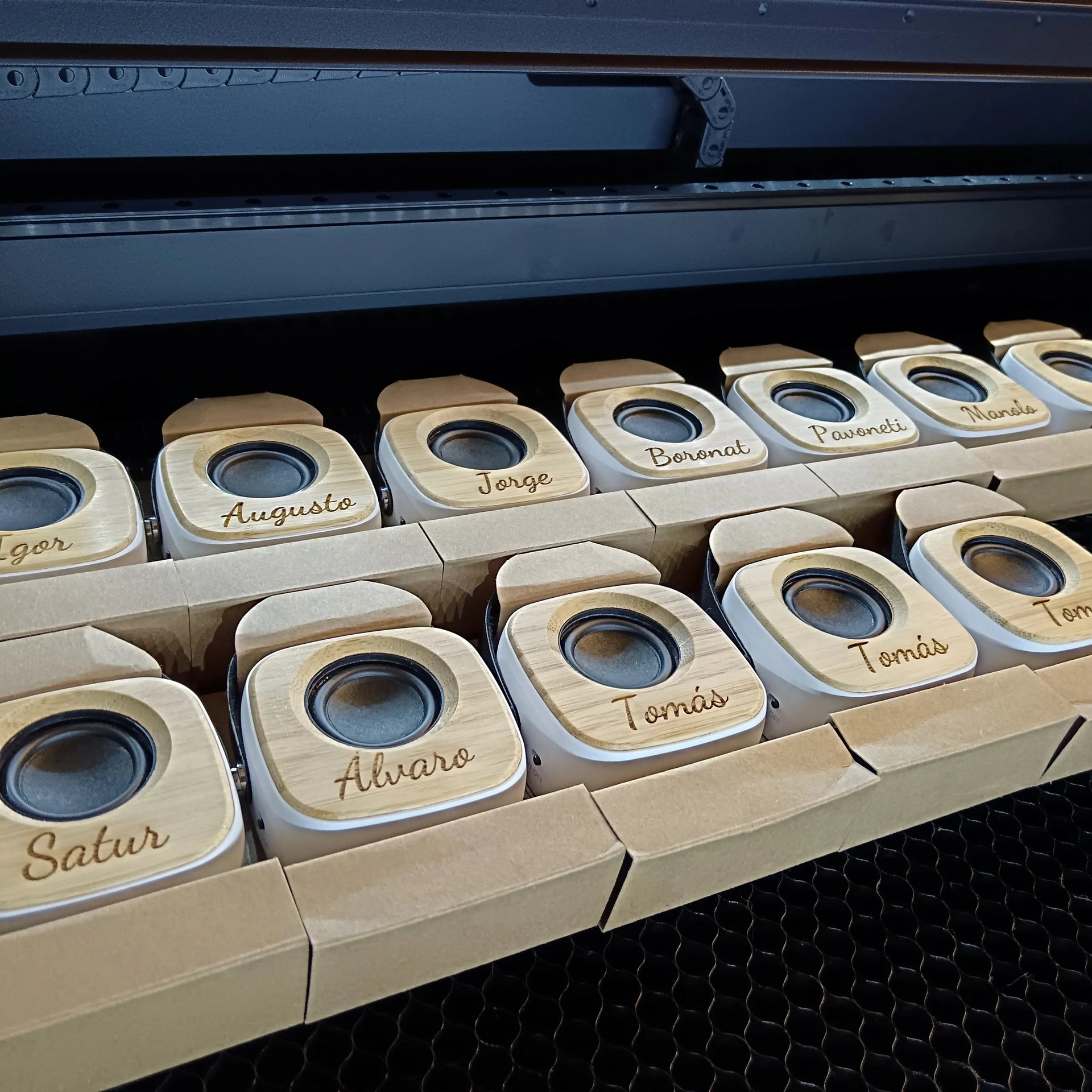 Grabado láser altavoces para jóvenes 