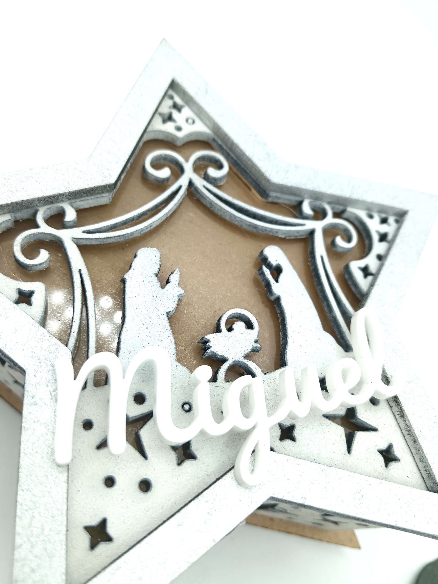 Lámpara de madera con forma de estrella y pesebre – Hecha y pintada a mano