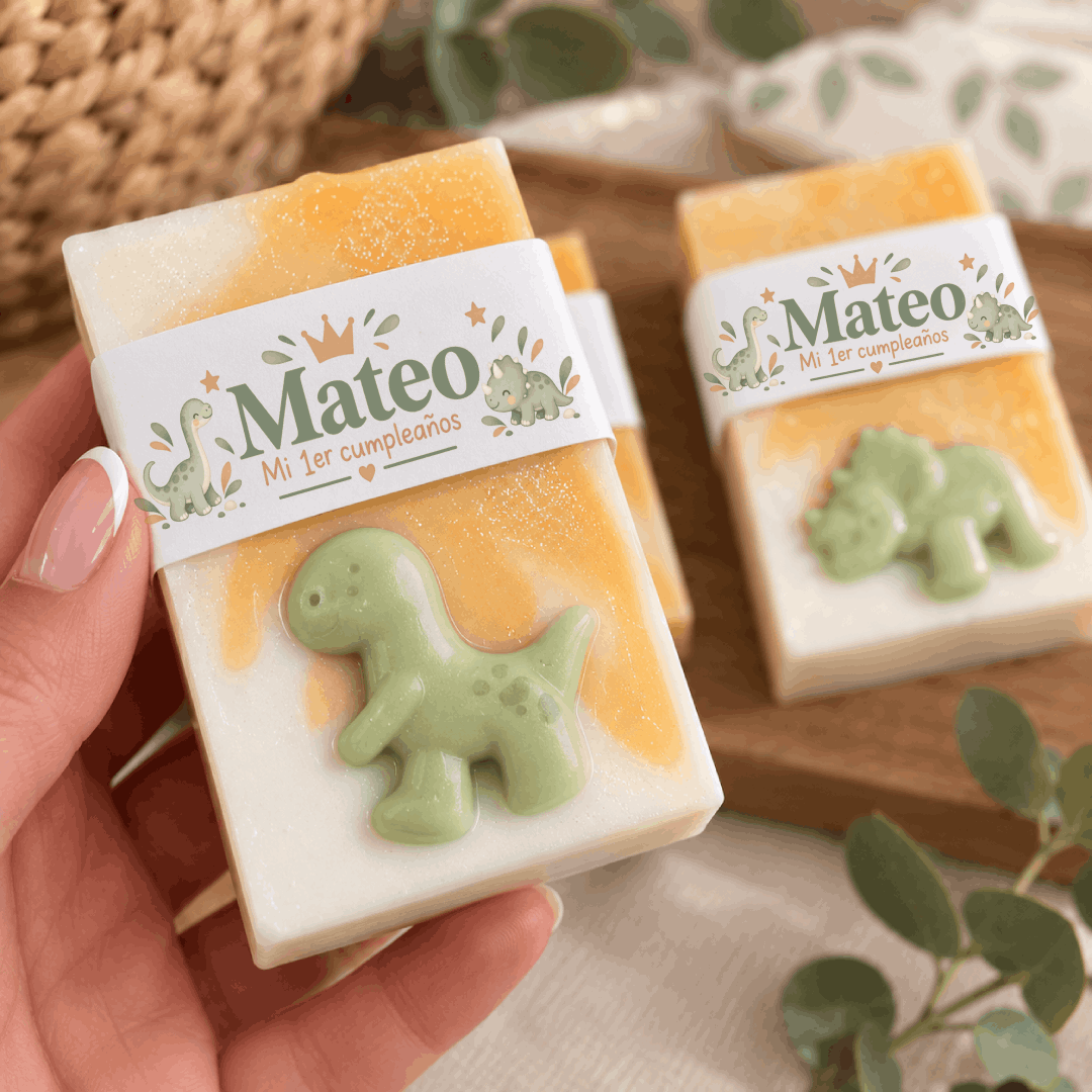 Jabón artesano en blanco y naranja con dinosaurio verde en relieve para celebraciones infantiles
