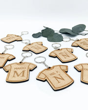 Llavero de madera con forma de camiseta personalizado con nombre y número – Detalle deportivo único para equipos y eventos