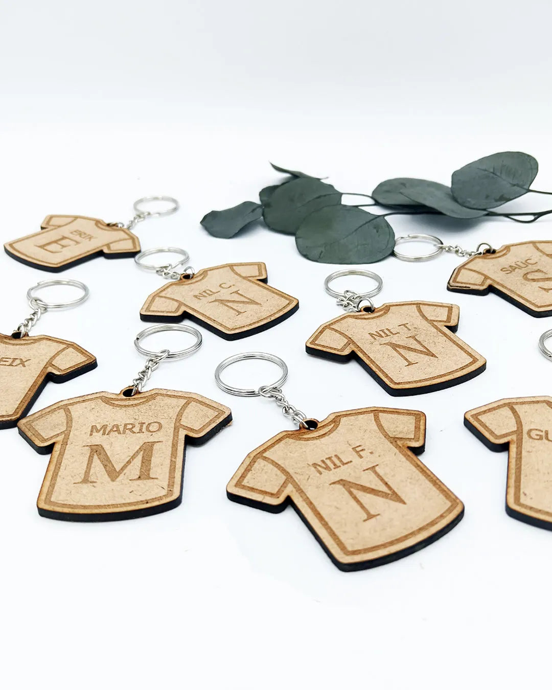 Llavero de madera con forma de camiseta personalizado con nombre y número – Detalle deportivo único para equipos y eventos