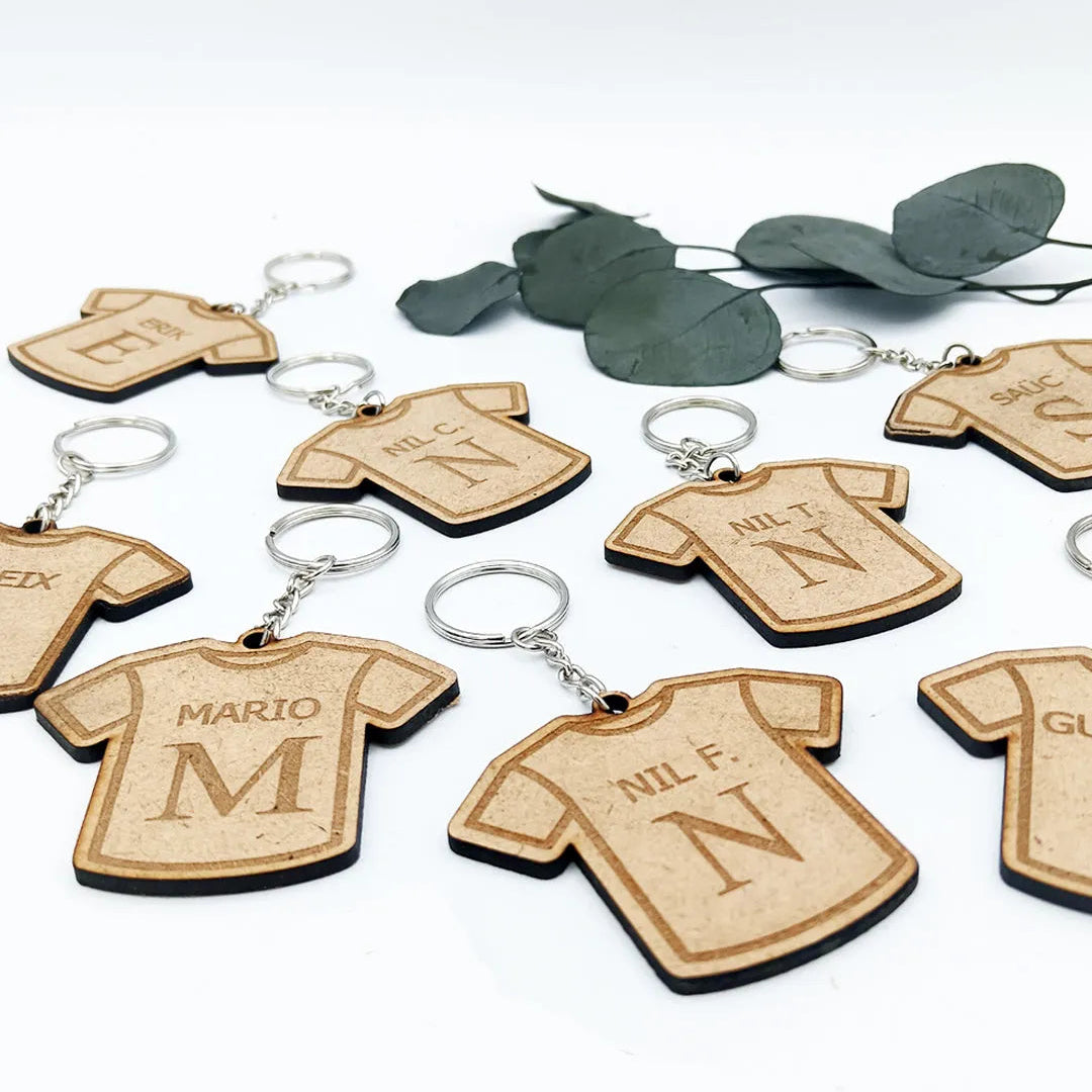 Llavero de madera con forma de camiseta personalizado con nombre y número – Detalle deportivo único para equipos y eventos
