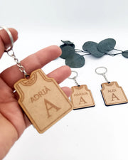 Regalo para futbolistas o entrenadores: llavero personalizado en madera – Disponible en demoiatoi.com