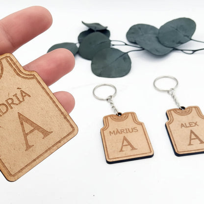Regalo para futbolistas o entrenadores: llavero personalizado en madera – Disponible en demoiatoi.com