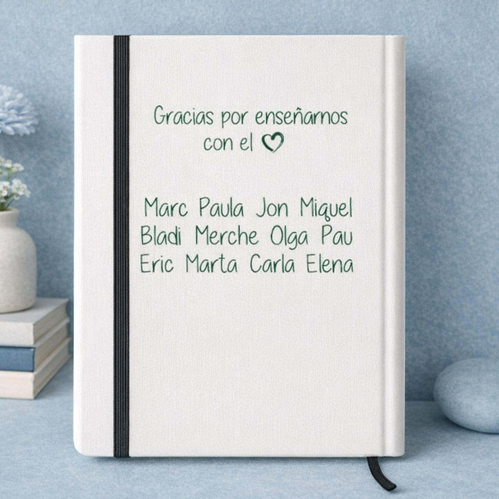 Libreta profesora con nombres de alumnos impresos en la parte trasera