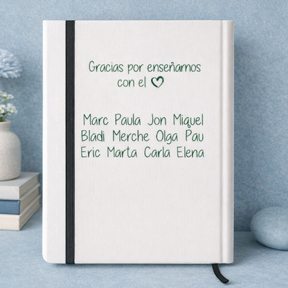 Libreta profesora con nombres de alumnos impresos en la parte trasera