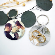 Detalle para invitados de boda en madera blanca con fotografía y diseño personalizado