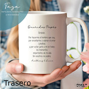 Taza personalizada con ilustración del novio y sus padres — opción con dedicatoria trasera o mensaje “Os quiero” para regalo de boda o aniversario