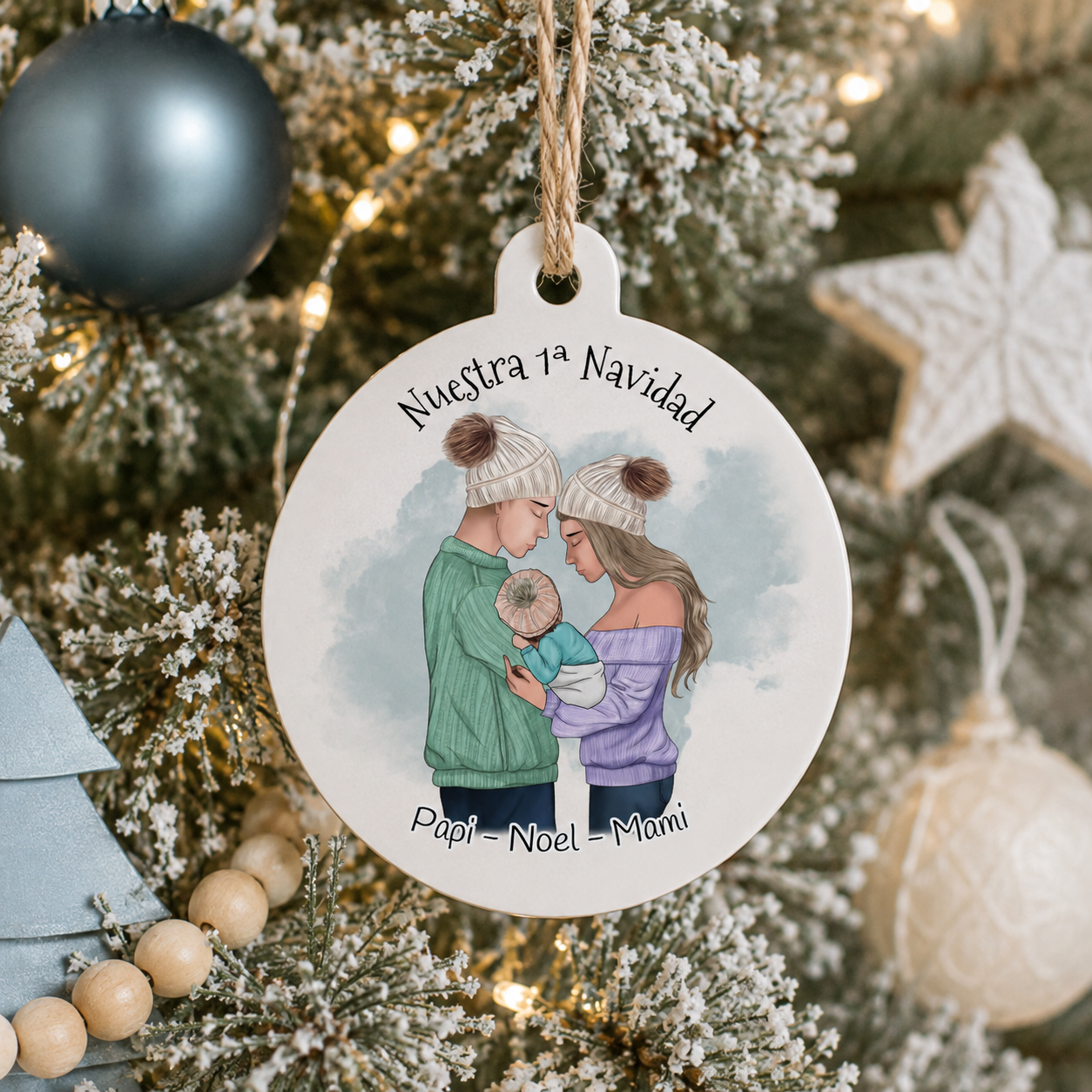 Bola de Navidad madera personalizada Nuestra Primera Navidad con ilustración papá, mamá y bebé recién nacido - Regalo familia primeriza