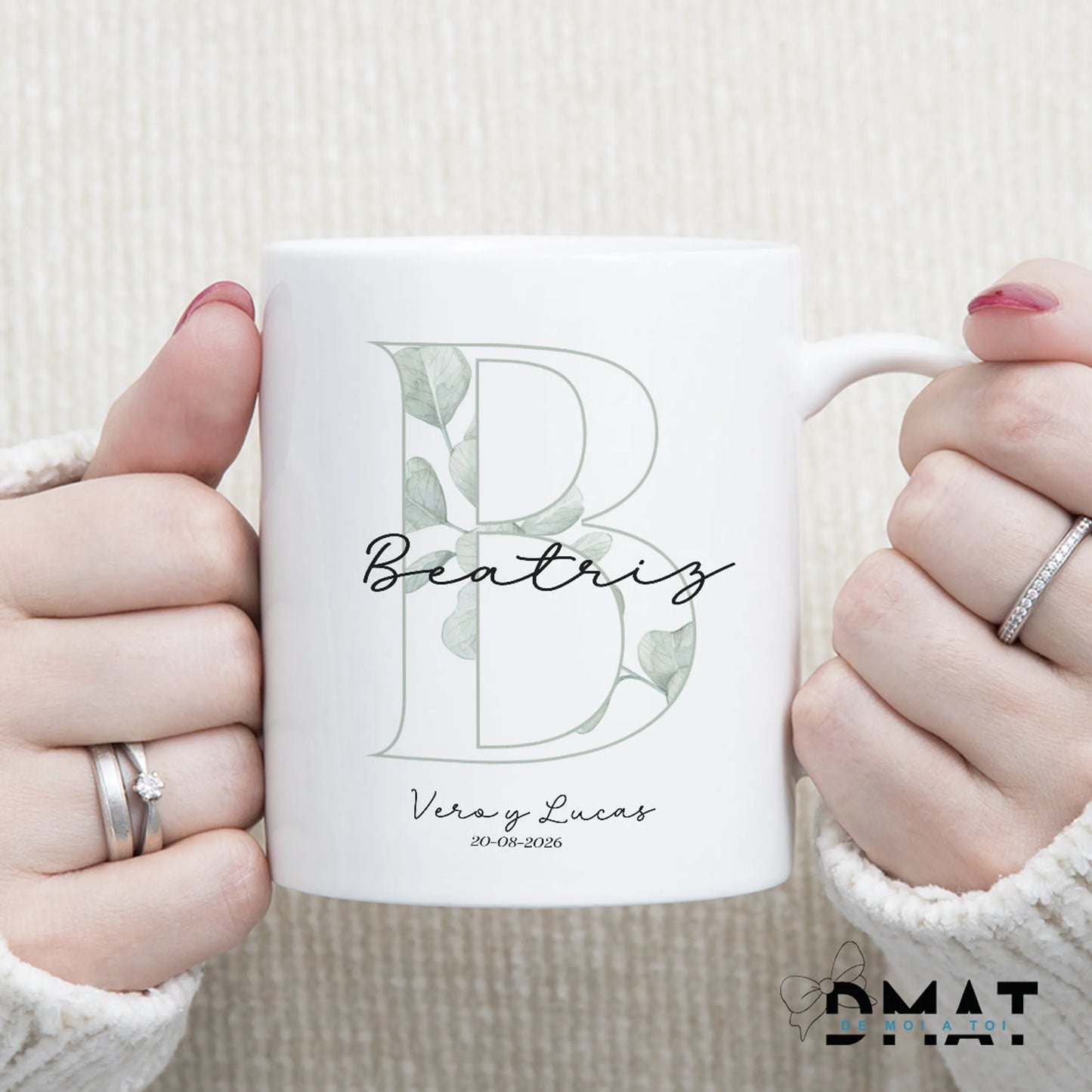 Taza personalizada con inicial y diseño bonito natural