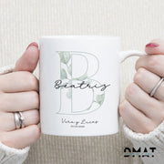 Taza personalizada con inicial y diseño bonito natural