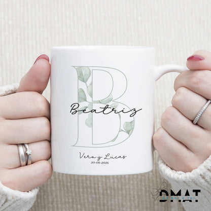 Taza personalizada con inicial y diseño bonito natural