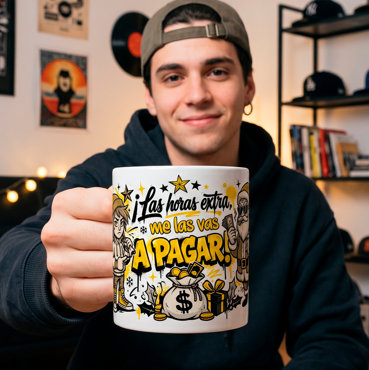 Hombre sosteniendo una taza blanca Zetta con la frase “Las horas extras me las vas a pagar” en negro y amarillo, un duende y Papá Noel.