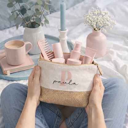 Neceser personalizado  con inicial y nombre como regalo práctico para mujer y amigas
