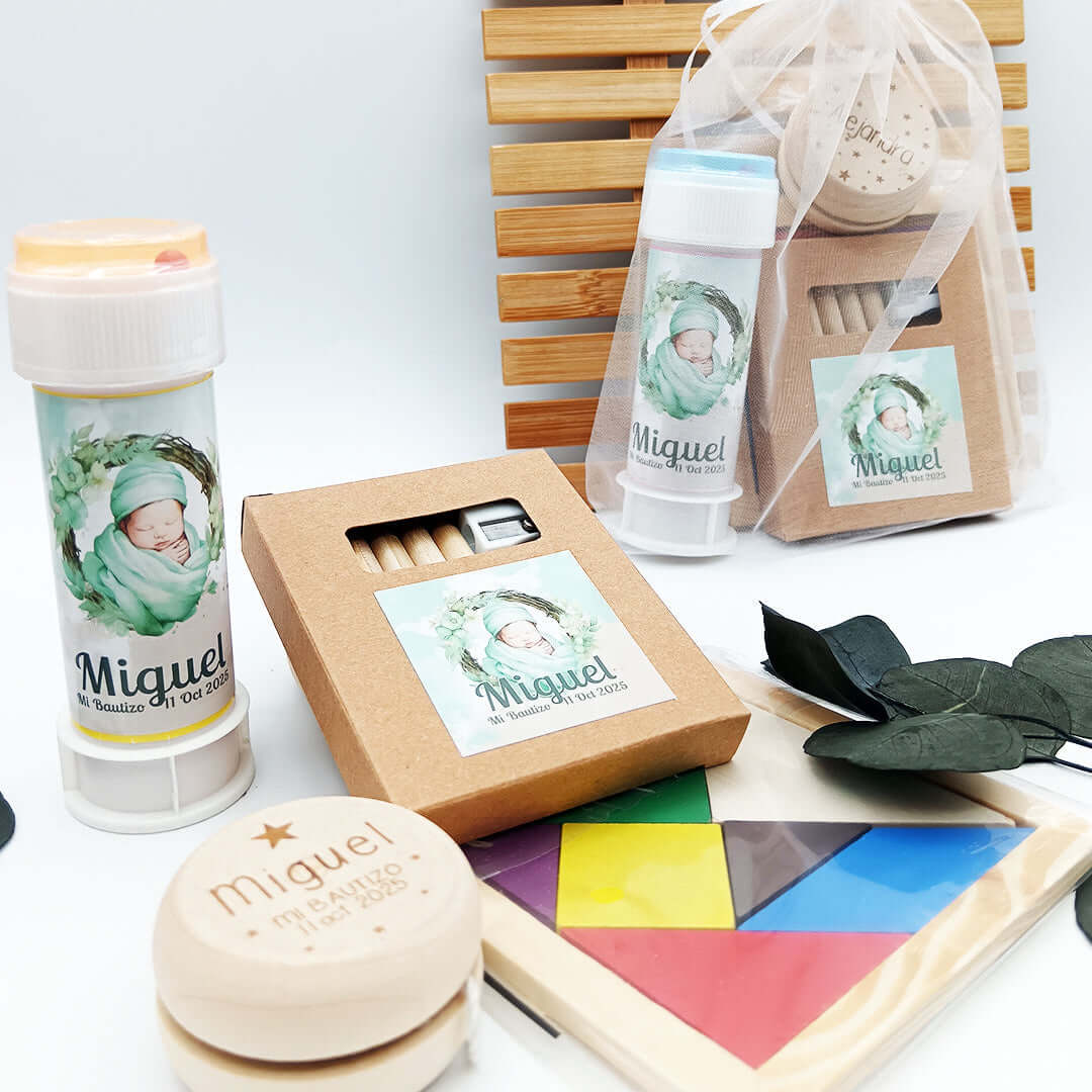 Pack de detalles infantiles personalizado para celebraciones con juegos y sorpresas para niños.