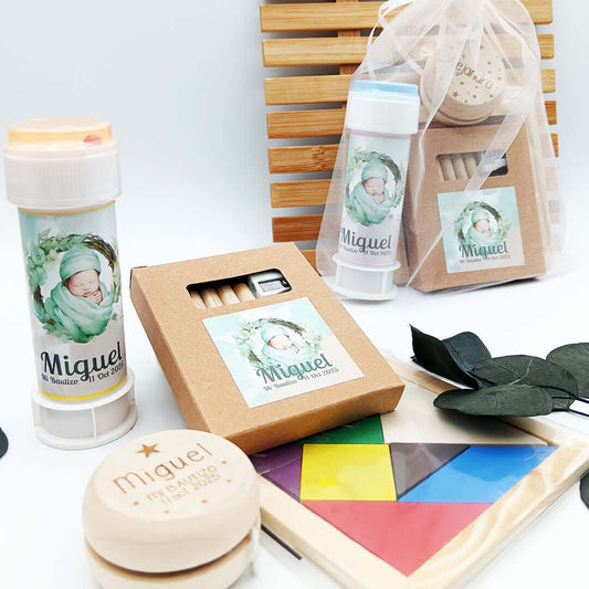 Pack de detalles infantiles personalizado para celebraciones con juegos y sorpresas para niños.