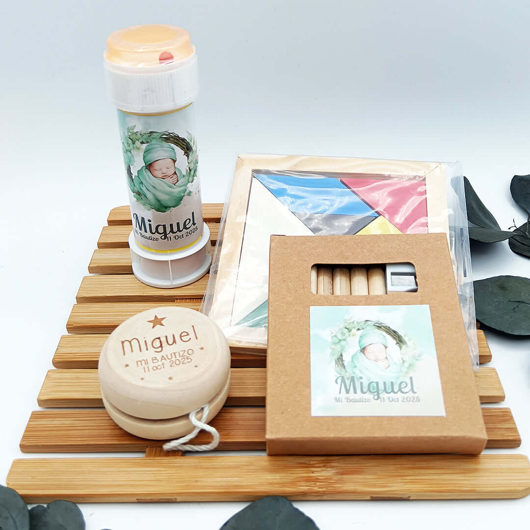 Pack de detalles infantiles personalizado para celebraciones con juegos, actividades y regalos divertidos.