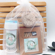 Pack de detalles infantiles personalizado para celebraciones con regalos coloridos y creativos.