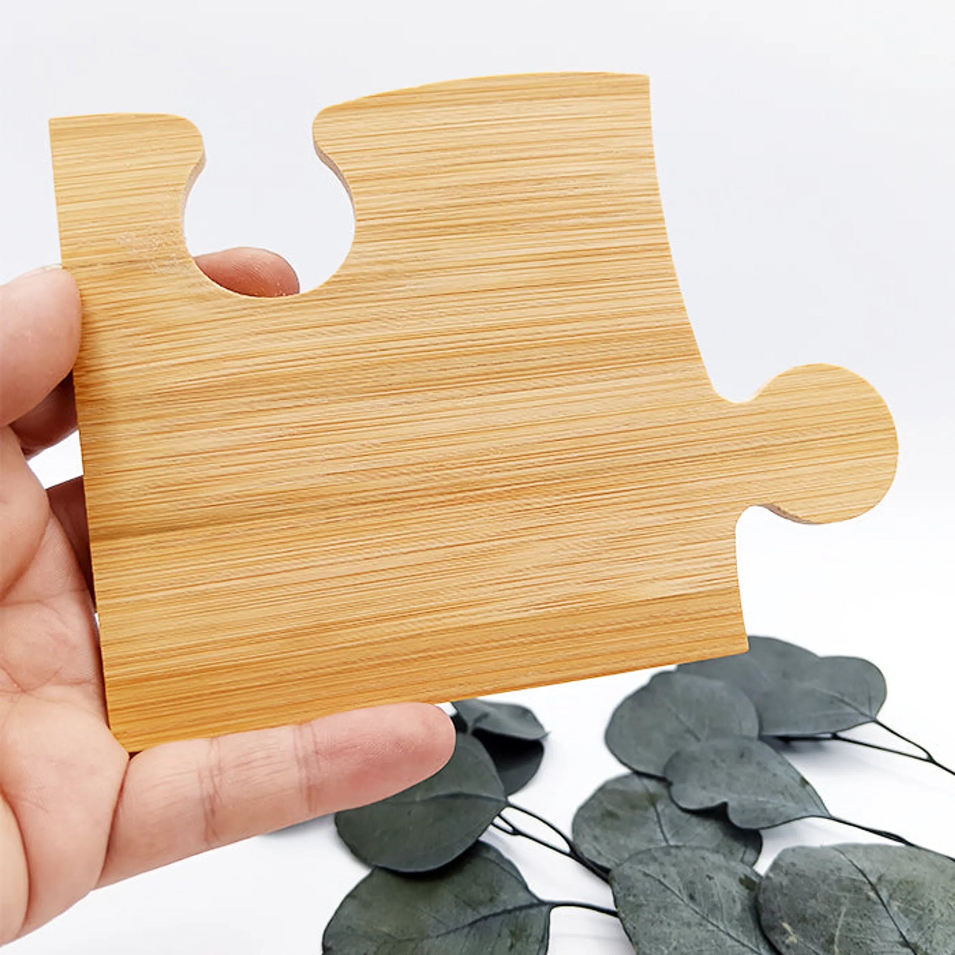 Posavasos de bambú natural en forma de puzzle – detalle original de invitados