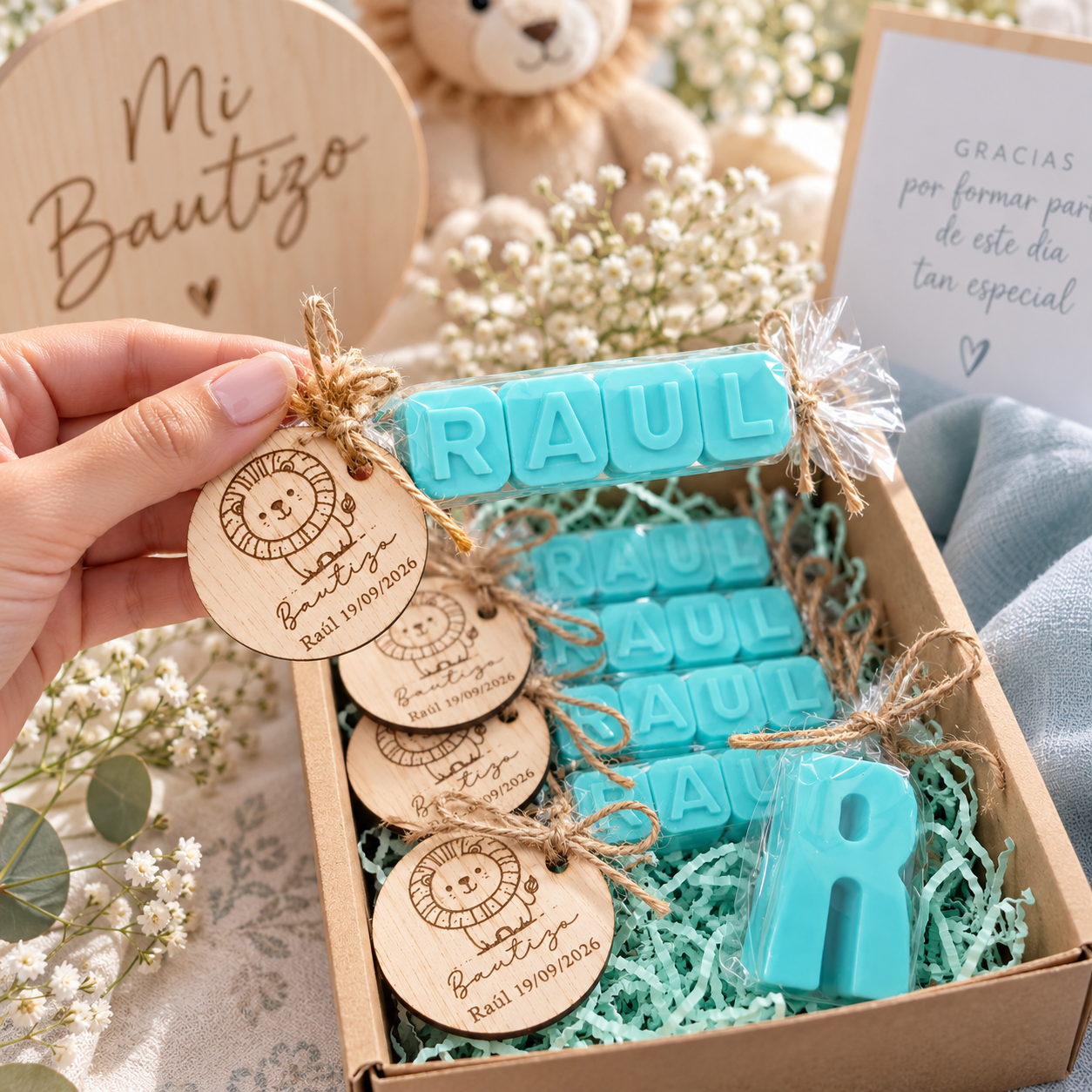 Nombres de jabón personalizados en azul turquesa para bautizo de niño, con inicial XL de regalo y etiquetas de madera grabadas con el nombre Raúl