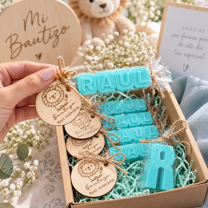 Nombres de jabón personalizados en azul turquesa para bautizo de niño, con inicial XL de regalo y etiquetas de madera grabadas con el nombre Raúl