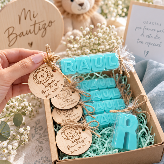 Nombres de jabón personalizados en azul turquesa para bautizo de niño, con inicial XL de regalo y etiquetas de madera grabadas con el nombre Raúl