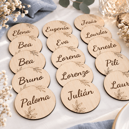 Foto real de marcasitios personalizados de madera en mesa de evento · De Moi à Toi