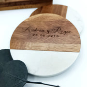 Detalle elegante de invitados con portavasos rústicos grabados