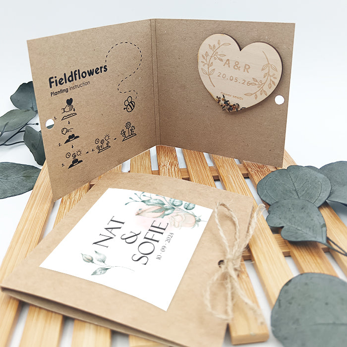 Corazón de madera grabado con semillas de flores – detalle de boda sostenible