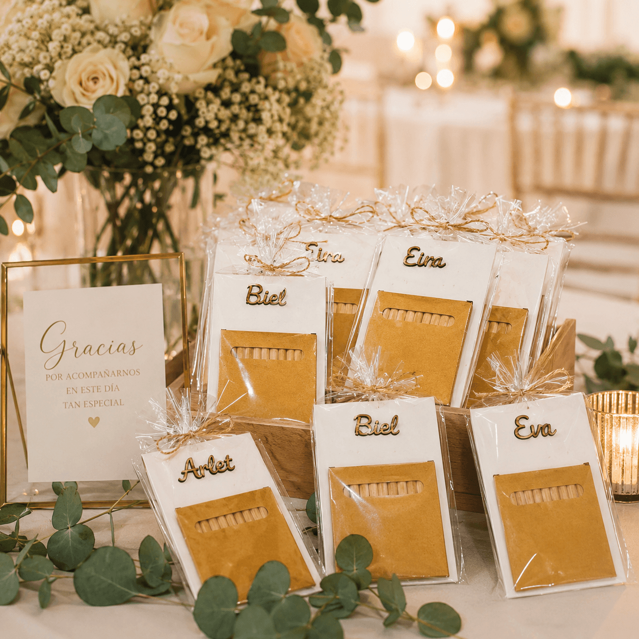 Set de colores y libreta plantable personalizado con nombre para niños invitados, presentado en mesa de boda con decoración floral - De moi à toi