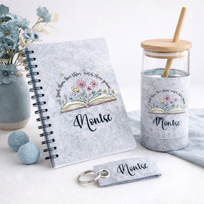 Set regalo profesora personalizado con libreta de fieltro, vaso de cristal con pajita de bambú y llavero a juego