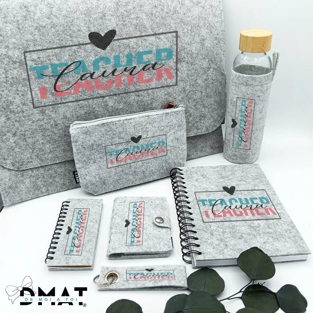 Conjunto de accesorios escolares personalizados en fieltro gris ecológico.

Set de regalo para docente con diseño exclusivo y personalización permane