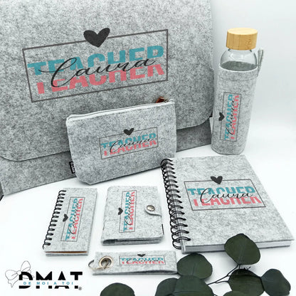 Conjunto de accesorios escolares personalizados en fieltro gris ecológico.

Set de regalo para docente con diseño exclusivo y personalización permane