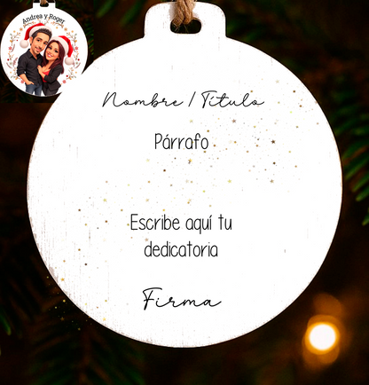 Bola de Navidad de madera personalizada con caricatura navideña por delante y dedicatoria por detrás