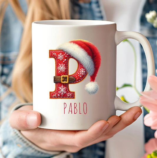 Taza personalizada de Navidad con inicial y gorro de Papá Noel.