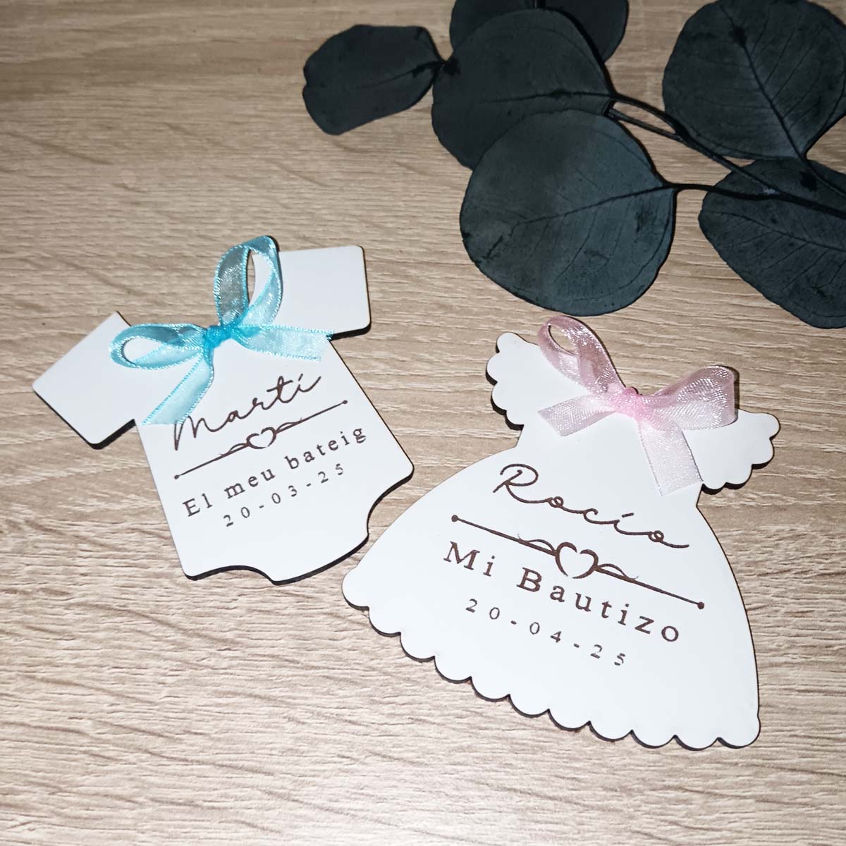 Recuordatorio de bautizo de madera grabado e imán para regalar a los invitados de bautismo - De moi a toi