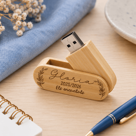 Memoria USB de Bambú Personalizada 16 GB, ideal como usb fin de curso, con grabado de nombre y año.