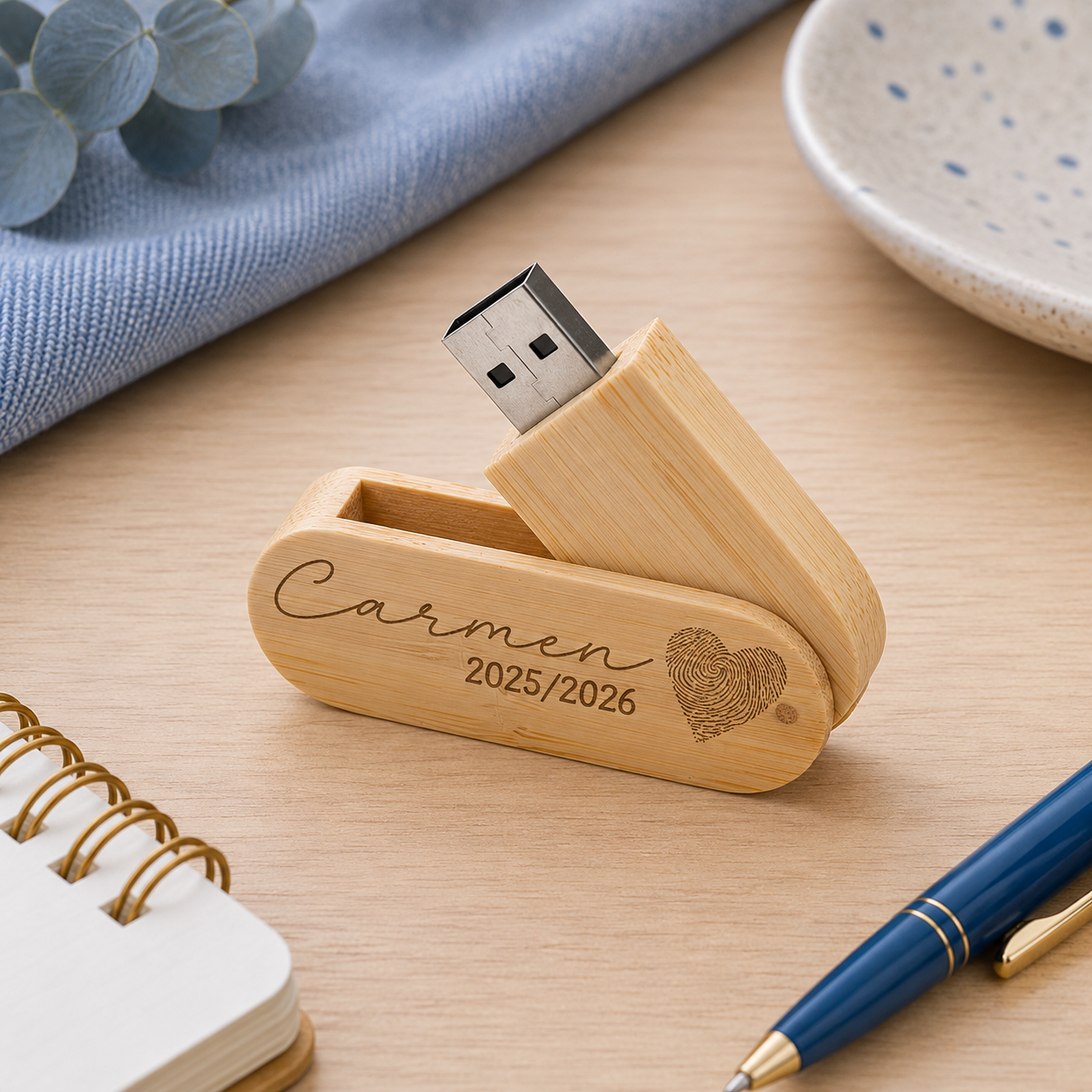 Memoria USB de Bambú Personalizada 16 GB, usb fin de curso grabada con nombre y año escolar, detalle único para profesores.