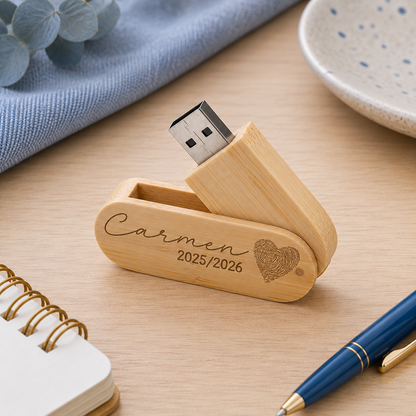 Memoria USB de Bambú Personalizada 16 GB, usb fin de curso grabada con nombre y año escolar, detalle único para profesores.